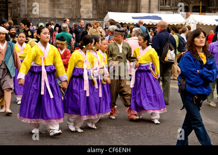 Gli artisti interpreti o esecutori della frangia passeggiate a Edimburgo. Foto Stock