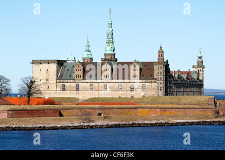 Il rinascimentale Castello Kronborg a Elsinore (Helsingør), Danimarca, visto dall'Oresund (Suono) su una soleggiata giornata di primavera. Foto Stock