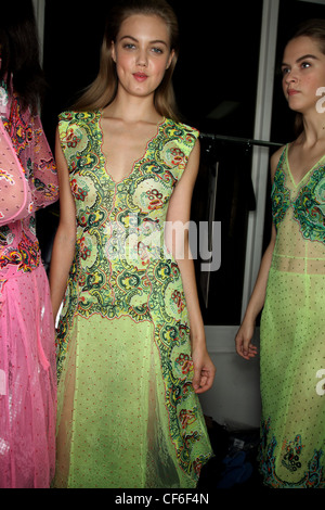 Christopher Kane Backstage Londra pronto a indossare la molla Foto Stock