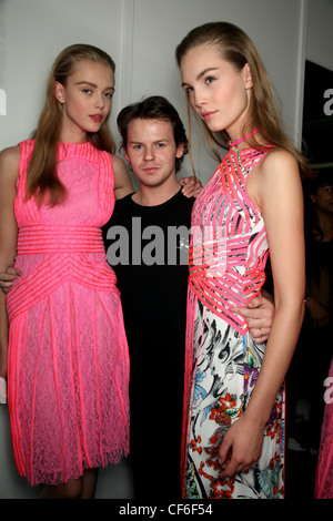 Christopher Kane Backstage Londra pronto a indossare la molla Foto Stock