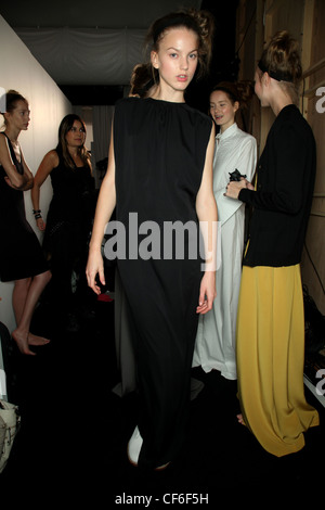 Il backstage di Daks London pronto a indossare Primavera Estate 2011 Foto Stock