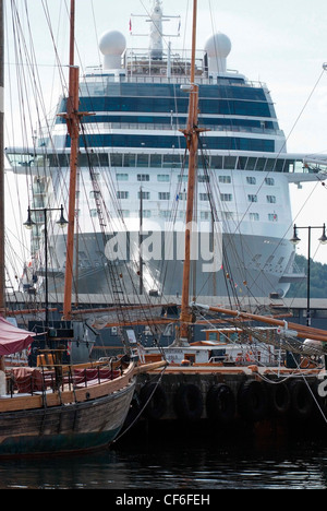 Norvegia Oslo harbour Celebrity Cruises crociera Equinox ormeggiati durante la crociera del fiordo. Vinatge barche a vela in primo piano Foto Stock