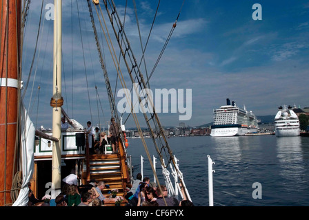 Norvegia - Oslo Harbour - barca a vela crociere da ormeggiate le navi da crociera. Foto Stock