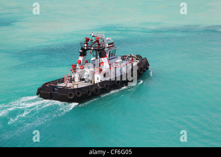 Pilota a piccolo fuoco spintori drift attraverso il mare al giorno Foto Stock