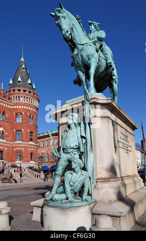 La statua equestre di Magnus Gustafsson Stenbock a Stortorget davanti al neo-gotico del Municipio di Helsingborg, Svezia. Foto Stock