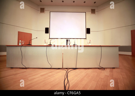 Registrazione di afloor, pareti e la tabella con i microfoni della sala conferenze Foto Stock