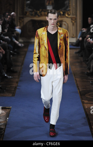 Alexander McQueen Milano pronto a indossare abbigliamento Uomo Autunno Inverno 2011 2012 Foto Stock