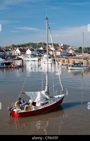 Una piccola barca a vela nel porto di Watchet, Somerset. Foto Stock