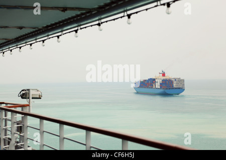 Cisterna di carico con contenitori in mare, vista da un'altra nave Foto Stock