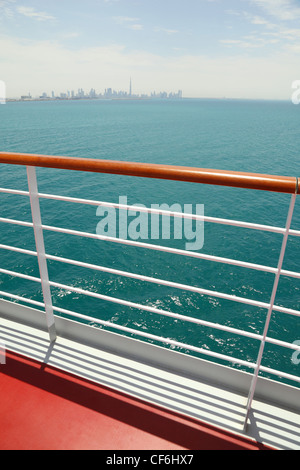 Crociera deck con un pavimento rosso e rampa di legno, giornata soleggiata città di orizzonte Foto Stock