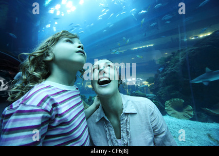 Madre e figlia in acquario subacqueo tunnel, stupore volti, ampio angolo Foto Stock