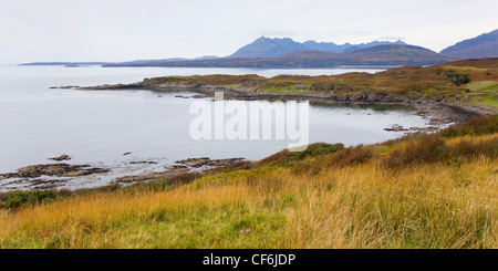 Tarskavaig, Isola di Skye, Highland, Scozia. Vista della penisola Strathaird e distante Cuillin Hills. Foto Stock