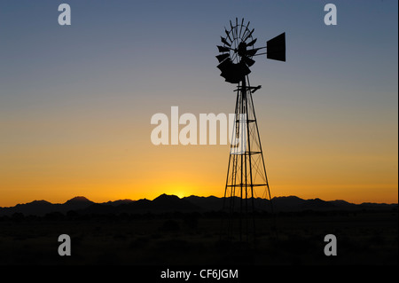 Mulino a vento al tramonto, Namib Desert, Namibia. Foto Stock
