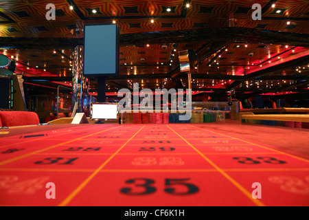 Camera in casino con la tabella rossa per il gioco di roulette per visualizzare dalla tabella Foto Stock