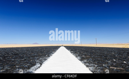 La strada attraverso il deserto tra Aus e Luderitz. Sud della Namibia. Foto Stock