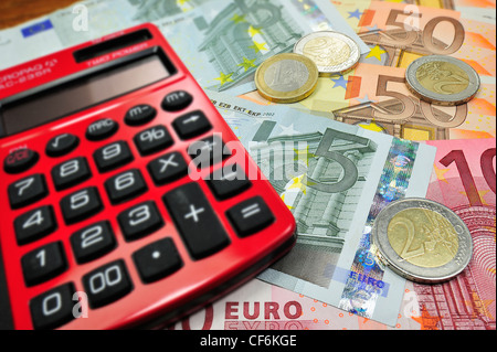 Immagine concettuale con le banconote e le monete metalliche in euro e valuta la calcolatrice per illustrare la crisi del settore bancario nei paesi dell Unione Europea Foto Stock