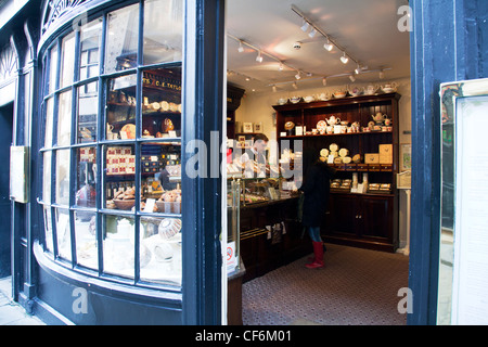 Stonegate York City, nello Yorkshire, Inghilterra il famoso Bettys cafe sale da tè guardando da fuori a lady l acquisto di prodotti Foto Stock