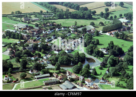 Obliqua di vista aerea del villaggio di vescovo Burton in east yorkshire, mostrando laghetto in primo piano Foto Stock