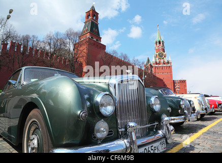 Mosca Russia aprile 24 vintage anteriore Bentley auto sfondo del Cremlino Vintage rally auto apertura stagione 2010 aprile 24 2010 Foto Stock