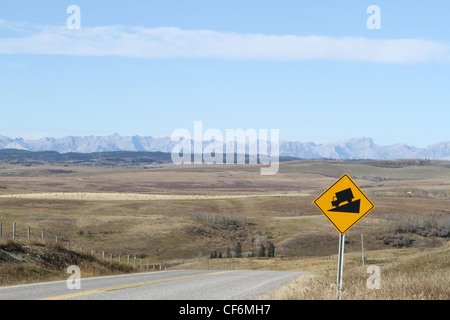 Ripida collina segno vicino le montagne rocciose canadesi Foto Stock