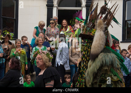 Verde e nero di fondatori Craig Sams & Josephine Fairley con PR guru Lynne Franks guardando Jack-in-the-Green processione Hastings. Regno Unito 2009 Foto Stock