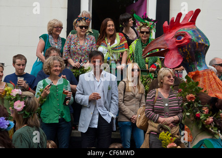 Verde e nero di fondatori Craig Sams & Josephine Fairley con PR guru Lynne Franks guardando Jack-in-the-Green processione Hastings. Regno Unito 2009 Foto Stock