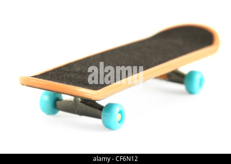 Skateboard nero con bordo giallo e blu ruota isolato su bianco Foto Stock