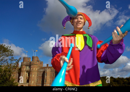 Giocoliere medievale. Il Castello di Herstmonceux. East Sussex England Foto Stock