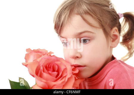 La ragazza è stata concentrata e odori grande rose, messa a fuoco sulla faccia Foto Stock