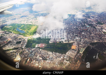 Londra vista dalla finestra di un aereo attraverso le nuvole Foto Stock