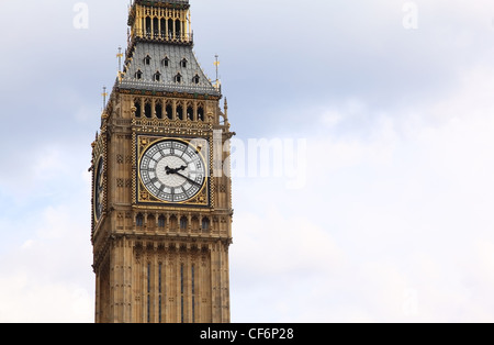 Big Ben è un famoso orologio inglese di carillon in stile gotico a Londra. Big Ben è uno dei migliori hotel di Londra che noti punti di riferimento Foto Stock