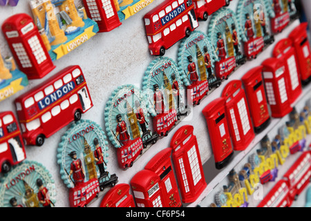 Londra Giugno 7 poche righe magnete souvenir Londra il Big Ben bus rosso telefono 7 giugno 2010 Londra annualmente i visitatori trascorrono Londra 10 Foto Stock