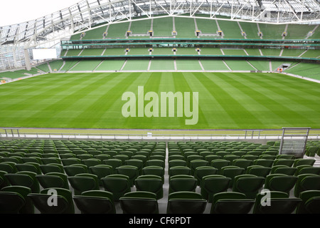 File di sedili verde in uno stadio vuoto. Focus sui sedili anteriori Foto Stock