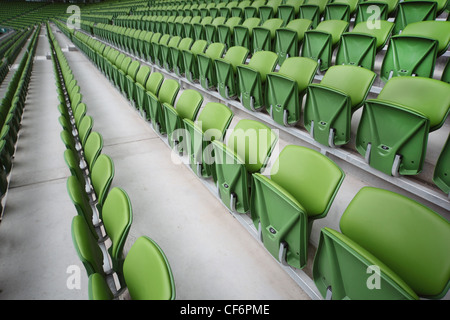 Righe di ripiegata, verde, sedili in plastica in molto grande, stadio vuoto. Foto Stock