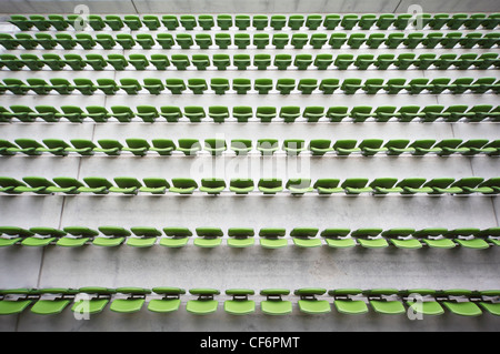 Righe di ripiegata, verde, sedili in plastica in molto grande, stadio vuoto. Foto Stock