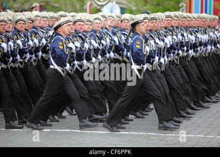 Mosca potrebbe 6 soldati navy marzo prova parade onore Grande Guerra Patriottica vittoria quadrato rosso 6 maggio 2010 Mosca Russia Foto Stock