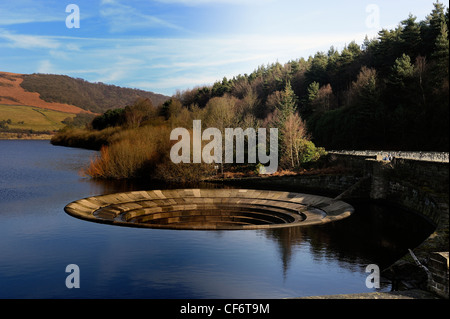 Tappo di troppo pieno foro sulla diga ladybower Derwent valley derbyshire England Regno Unito Foto Stock