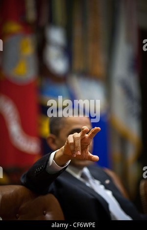 Il presidente Barack Obama gesti durante una politica fiscale Riunione nella sala Roosevelt della Casa Bianca il 4 aprile, 2011 a Washington, DC. Foto Stock