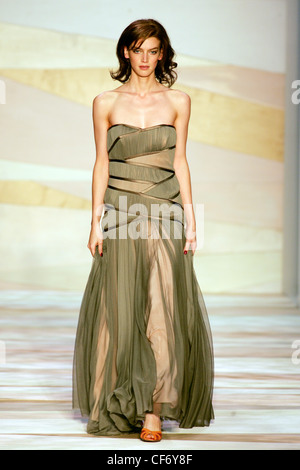 Amanda Wakeley Londra pronto a indossare S S Olive senza spalline in chiffon dea greca vestaglia Foto Stock