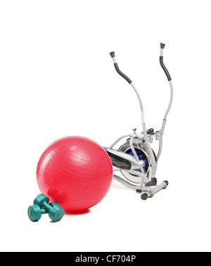 Un studio shot di un cross trainer macchina, pilates ball e manubri isolati su sfondo bianco Foto Stock