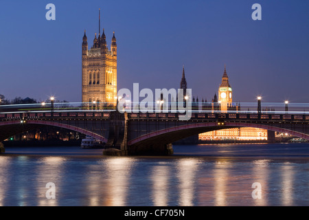 Londra - Il Palazzo di Westminster al crepuscolo Foto Stock