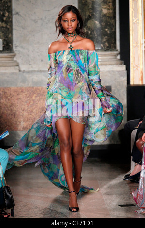 Emilio Pucci Milano pronto a WearSpringSummer 2012 Foto Stock