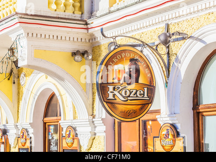 Segno pubblicità birra fuori del ristorante a Praga, Repubblica Ceca Foto Stock