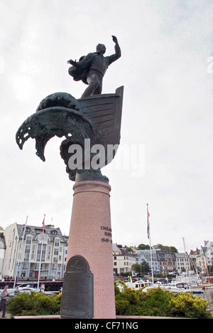 Norvegia Alesund art noveau città sul mare del Nord. Bus Shetland memoriale per i norvegesi che sono fuggiti dal mare druing occupazione nazista Foto Stock