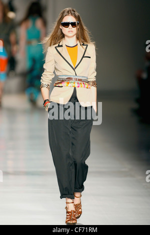 Etro Milano pronto a indossare Primavera Estate bionda modello femminile i capelli dritti indossando un beige petto singolo giacca grigio la bordatura Foto Stock