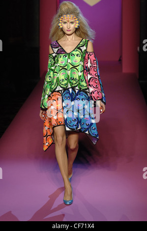 Manish Arora pronto a indossare Primavera Estate aggraffati pettinature capelli, stampa copricapo floreale, Bindi decorazione sulla faccia, multicolore Foto Stock