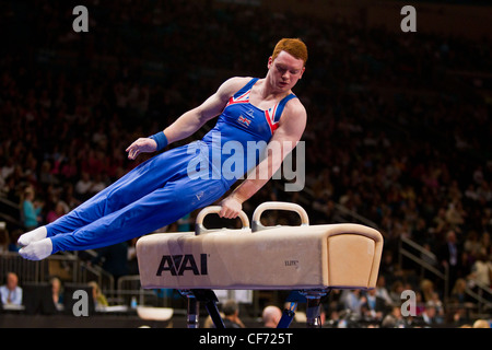 Daniel Purvis (GBR) compete nel cavallo evento al 2012 American Cup ginnastica Foto Stock