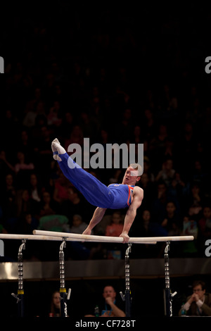Daniel Purvis (GBR) compete in barre parallele evento al 2012 American Cup ginnastica Foto Stock