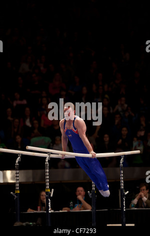 Daniel Purvis (GBR) compete in barre parallele evento al 2012 American Cup ginnastica Foto Stock