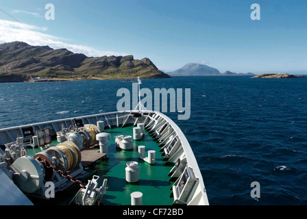 Norvegia - un monumento segna il Circolo Polare Artico sull isola di Hestmannoy. Dalla nave Hurtigruten Nordlys Foto Stock